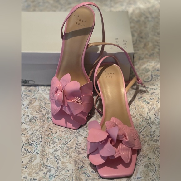 Women’s size 9 low kitten heels bubblegum pink - Picture 2 of 4